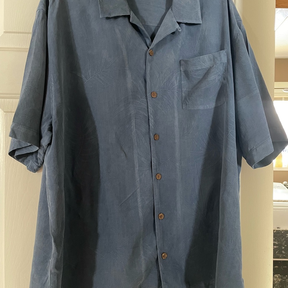 Tommy Bahama 100% silk men’s dress shirt. Short sleeve, extra buttons EUC